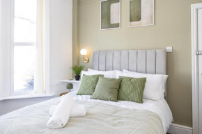 New Listing Stunning Liverpool Abode Lounge Room Sleeps 9